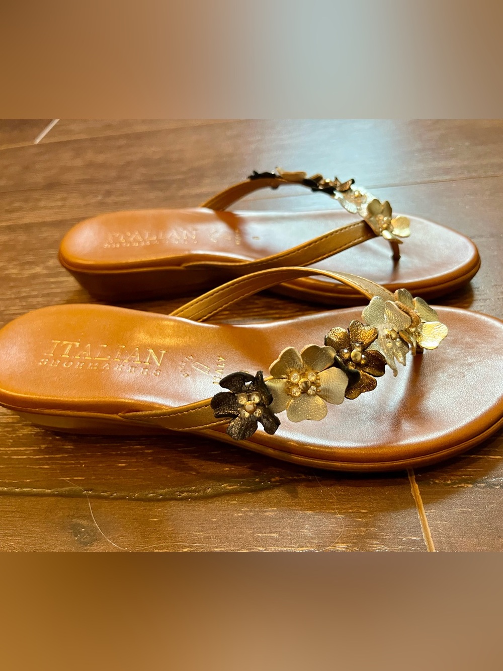Italian Shoemakers women’s Thong Sandals with Floral Accents